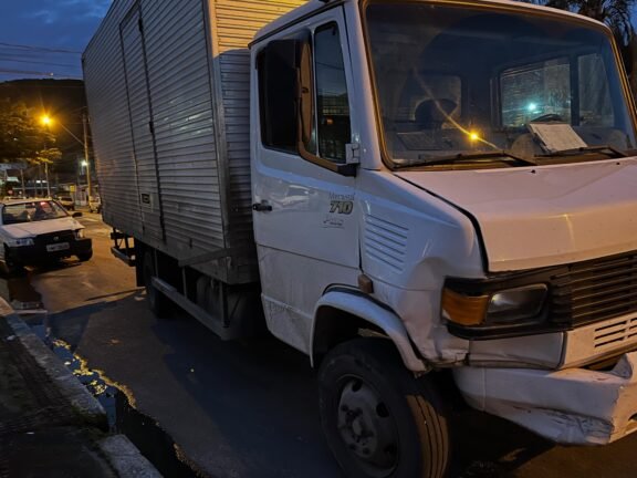 Colisão entre carro e caminhão é registrada no centro de Osório
