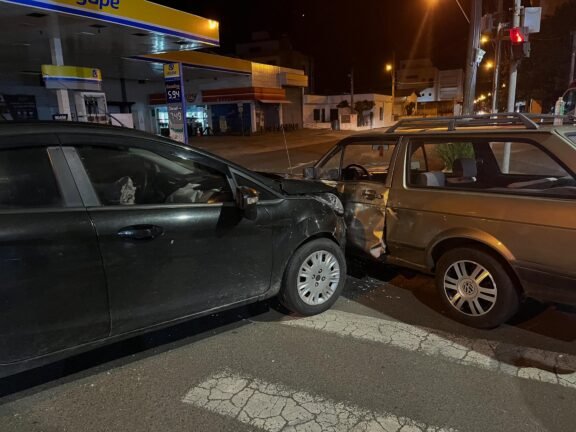 Acidente entre Parati e Fiesta deixa mulher ferida no Centro de Osório