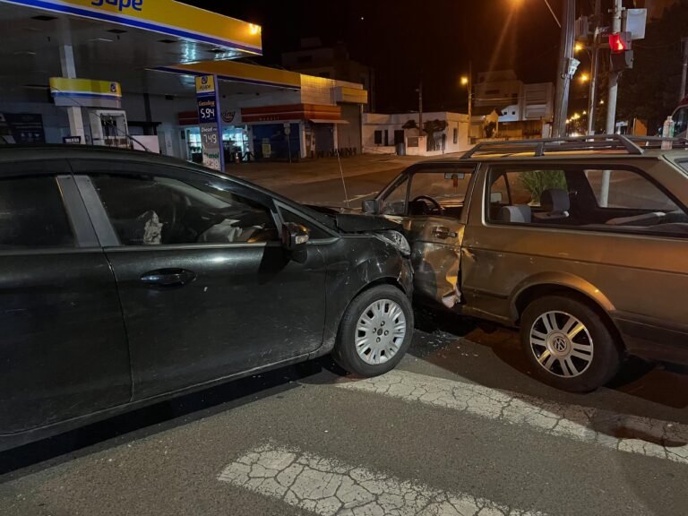 Um acidente de trânsito envolvendo dois veículos foi registrado por volta das 21h15 desta segunda-feira (19), no cruzamento da Rua 7 de Setembro com a Avenida Getúlio Vargas, na região central de Osório.