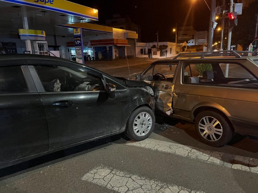 Acidente entre Parati e Fiesta deixa mulher ferida no Centro de Osório
