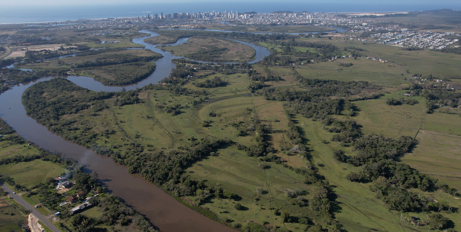 Com investimento de R$ 800 milhões, projeto de Bairro Horizontal no Litoral Norte Gaúcho terá 170 hectares 1 Projeto que reúne Bloque e R Dimer chega ao mercado nesta temporada e traz condomínio de lotes com marina e campo de golfe na primeira de quatro fases.