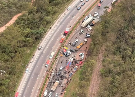 Engavetamento com ao menos 20 veículos causa interdição da BR-040, na Grande BH