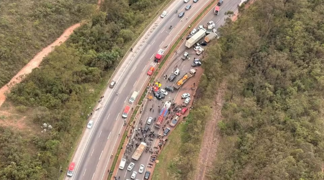 Engavetamento com ao menos 20 veículos causa interdição da BR-040, na Grande BH