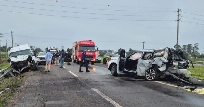 Motorista em estado grave é levado de helicóptero ao hospital após acidente na BR-101 em SC