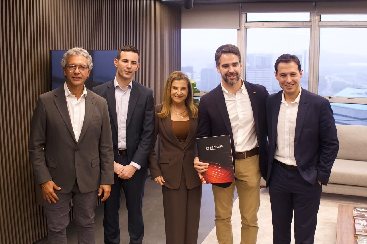 Festuris entrega convites para governador Eduardo Leite