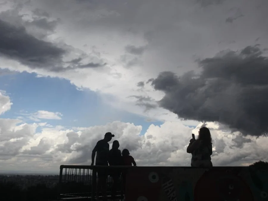 O sol aparece entre nuvens em quase todo o Rio Grande do Sul neste sábado, mas o tempo ainda não firma completamente.