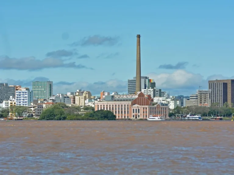 Sol retorna e temperaturas sobem no RS nesta Quarta-feira 10 Temperaturas sobem antes da chegada de uma frente fria que pode provocar chuva forte, granizo e vendavais.