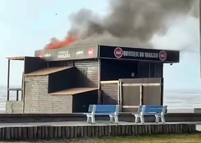 Um incêndio foi registrado na manhã desta quarta-feira (7), por volta das 7h, em um quiosque localizado na região da Beira-Mar de Capão da Canoa, no Litoral Norte do Rio Grande do Sul.