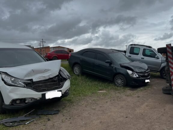 Acidente entre dois caminhões provoca capotamento e atinge três veículos estacionados em Osório 3 acidente entre dois caminhoes provoca capotamento e atinge tres veiculos estacionados em o 1