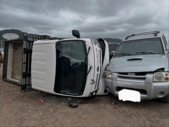 Acidente entre dois caminhões provoca capotamento e atinge três veículos estacionados em Osório 2 acidente entre dois caminhoes provoca capotamento e atinge tres veiculos estacionados em o 2