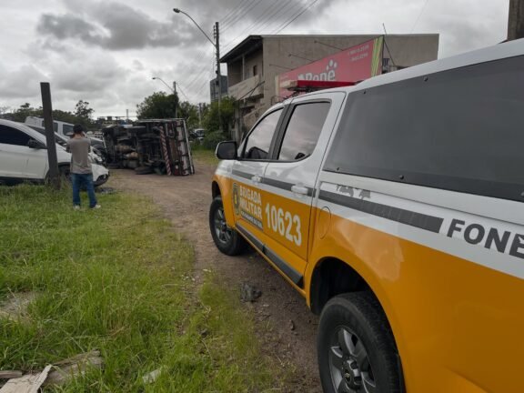 Acidente entre dois caminhões provoca capotamento e atinge três veículos estacionados em Osório 6 acidente entre dois caminhoes provoca capotamento e atinge tres veiculos estacionados em o 4