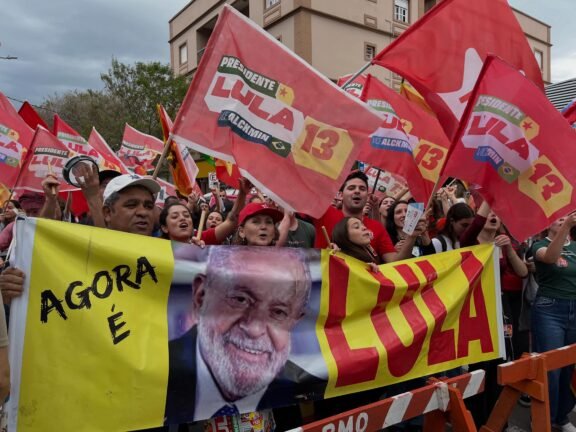Apoiadores de candidatos à Presidência dividem espaço durante Feira do Produtor em Osório na véspera do Segundo Turno 4 apoiadores de candidatos a presidencia dividem espaco durante feira do produtor em osorio 1