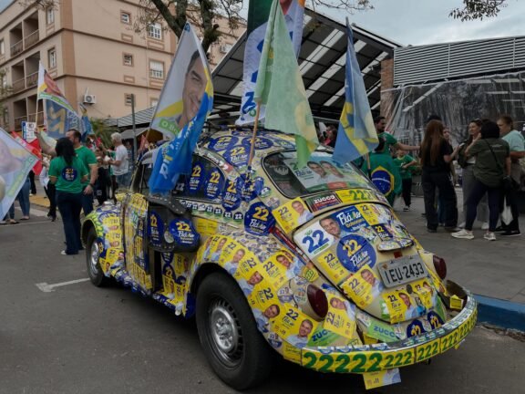 Apoiadores de candidatos à Presidência dividem espaço durante Feira do Produtor em Osório na véspera do Segundo Turno