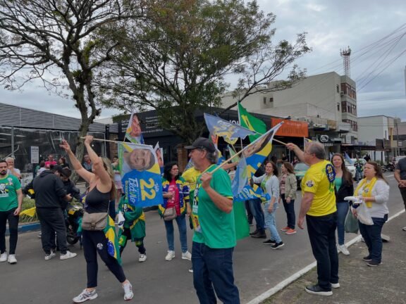 Apoiadores de candidatos à Presidência dividem espaço durante Feira do Produtor em Osório na véspera do Segundo Turno 7 apoiadores de candidatos a presidencia dividem espaco durante feira do produtor em osorio 4