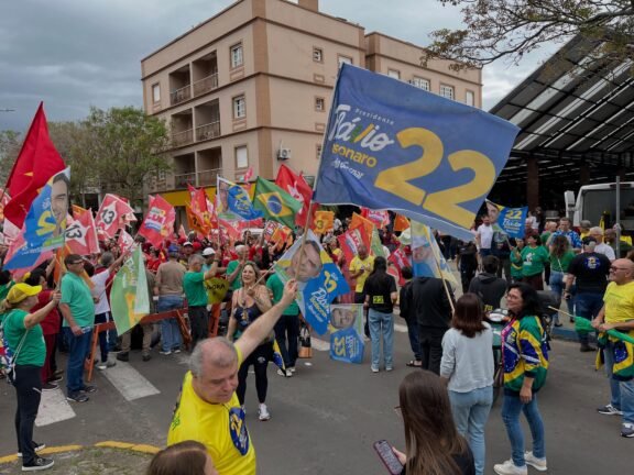Apoiadores de candidatos à Presidência dividem espaço durante Feira do Produtor em Osório na véspera do Segundo Turno 3 apoiadores de candidatos a presidencia dividem espaco durante feira do produtor em osorio