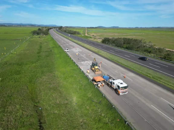 Avançam os serviços de manutenção do pavimento na Freeway, no sentido Capital