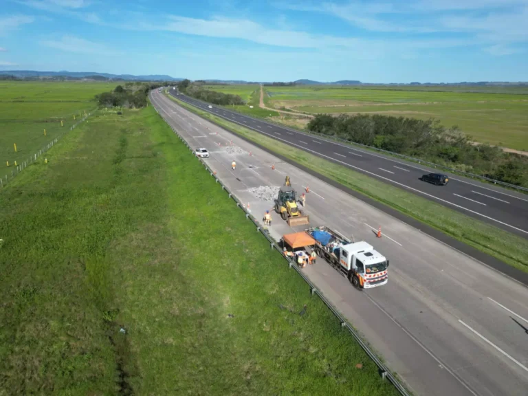 avancam os servicos de manutencao do pavimento na freeway no sentido capital