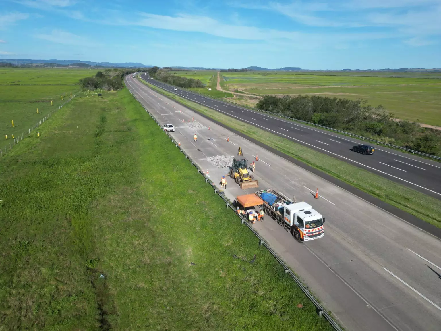 Avançam os serviços de manutenção do pavimento na Freeway, no sentido Capital