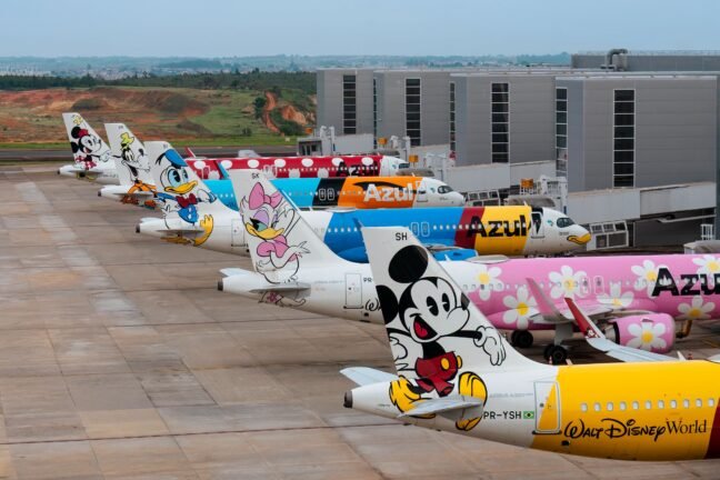 Azul reúne pela primeira vez as cinco aeronaves de “A Frota Mais Mágica do Mundo” em desfile no céu de Viracopos