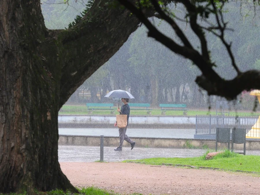 Quinta-feira tem tempo abafado, chuva e risco de temporais no RS 1 Atmosfera aquecida favorece chuva forte, raios, granizo e vendavais isolados em diferentes regiões.