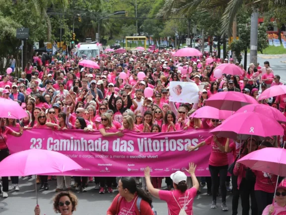 Caminhada das Vitoriosas colore de rosa as ruas de Porto Alegre