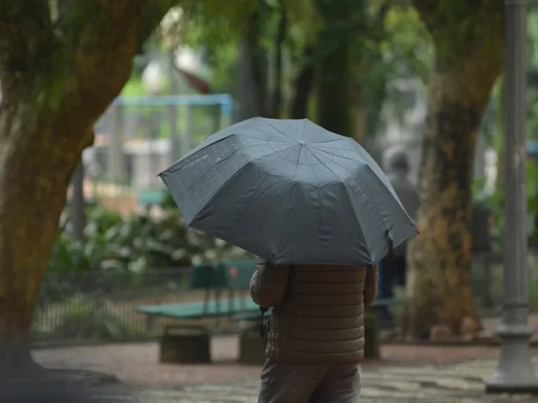 Frente fria traz chuva e vendavais ao RS neste Sábado 10 Frente fria avança pelo Rio Grande do Sul e pode provocar chuva forte, granizo e vendavais entre a tarde e a madrugada.
