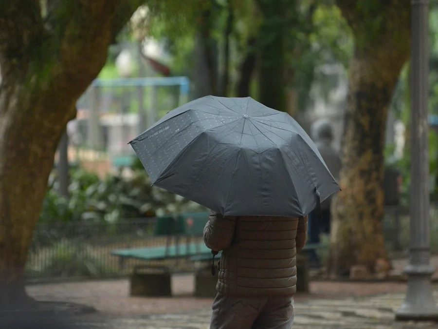 Frente fria avança pelo Rio Grande do Sul e pode provocar chuva forte, granizo e vendavais entre a tarde e a madrugada.