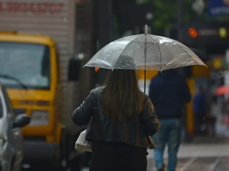 A chuva deve atingir diferentes regiões do Rio Grande do Sul entre a madrugada e a manhã desta terça-feira.