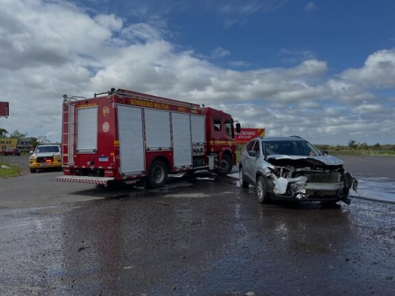 Colisão entre guincho e Tracker é registrada em cruzamento conhecido por acidentes em Osório