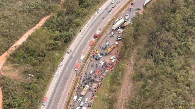 Engavetamento com ao menos 20 veículos causa interdição da BR-040, na Grande BH