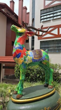 Na rena pintada por Neusa Santarossa para a Rua Torta, Gramado, não há uma rena. Há uma paisagem. 2 na rena pintada por neusa santarossa para a rua torta gramado nao ha uma rena ha uma paisa
