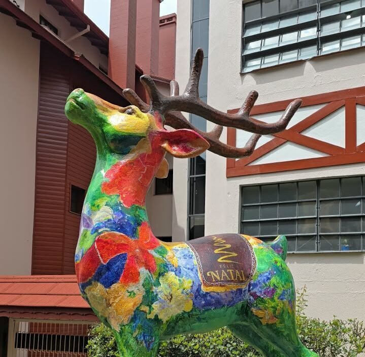 Na rena pintada por Neusa Santarossa para a Rua Torta, Gramado, não há uma rena. Há uma paisagem. 1 na rena pintada por neusa santarossa para a rua torta gramado nao ha uma rena ha uma paisa e1793164049390