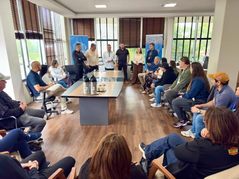 rua coberta prefeitura de tramandai apresenta projeto e cronograma das obras a empresarios