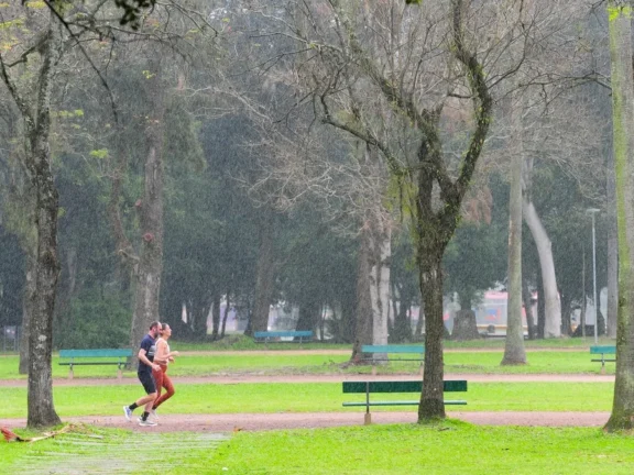Sábado tem sol, calor e pancadas de chuva em parte do RS