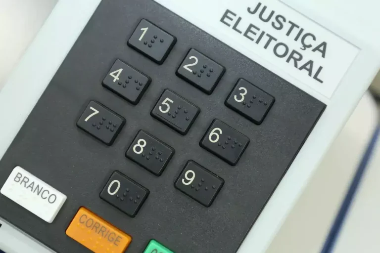urna e substituida no rio grande do sul apos ter as teclas 2 e 3 coladas