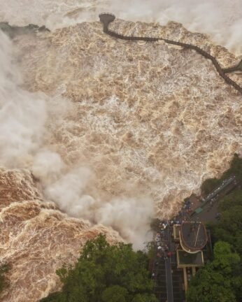 volume de agua nas cataratas do iguacu proximo a 14 milhoes de litros dagua por segundo ne 1