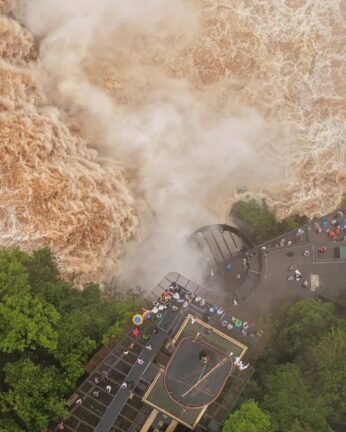 volume de agua nas cataratas do iguacu proximo a 14 milhoes de litros dagua por segundo ne 3