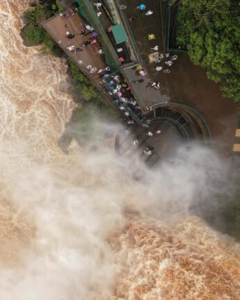 volume de agua nas cataratas do iguacu proximo a 14 milhoes de litros dagua por segundo ne 4