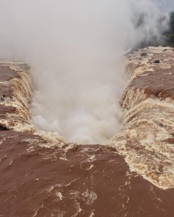 volume de agua nas cataratas do iguacu proximo a 14 milhoes de litros dagua por segundo ne 5