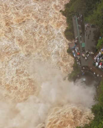 volume de agua nas cataratas do iguacu proximo a 14 milhoes de litros dagua por segundo ne 6