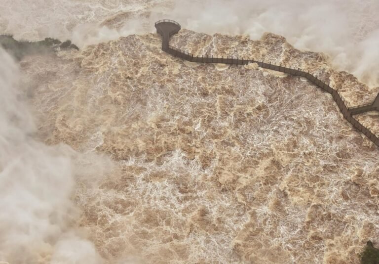 volume de agua nas cataratas do iguacu proximo a 14 milhoes de litros dagua por segundo ne e1792971113444
