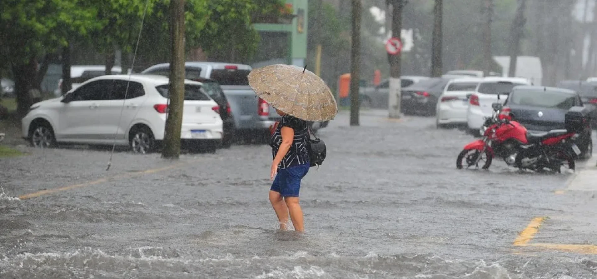 Água cobriu a pista da avenida Paraguassú na manhã de sexta-feira.
Foto : Fabiano do Amaral