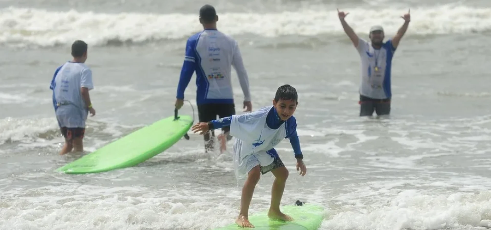 Aulas de surfe incentivam as crianças a praticar atividades esportivas.
Foto : Fabiano do Amaral
