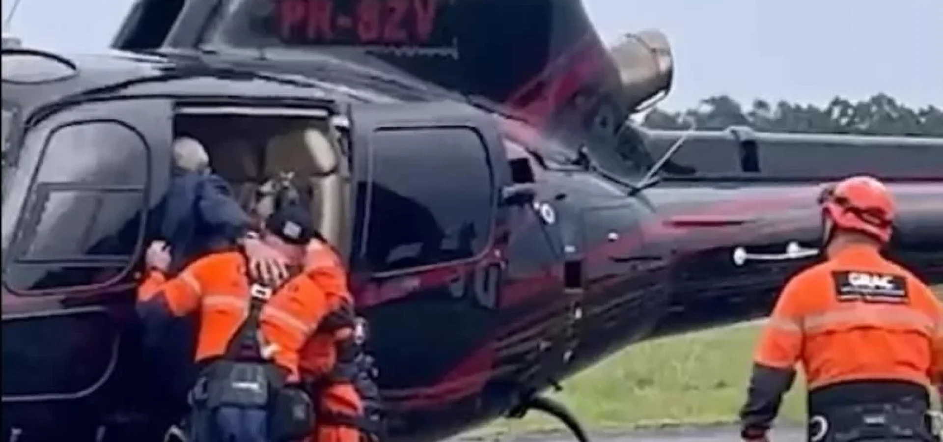 Em alguns momentos seis helicópteros, entre militares e civis, fizeram os voos de resgate | Foto: Casa Civil / Divulgação / CP