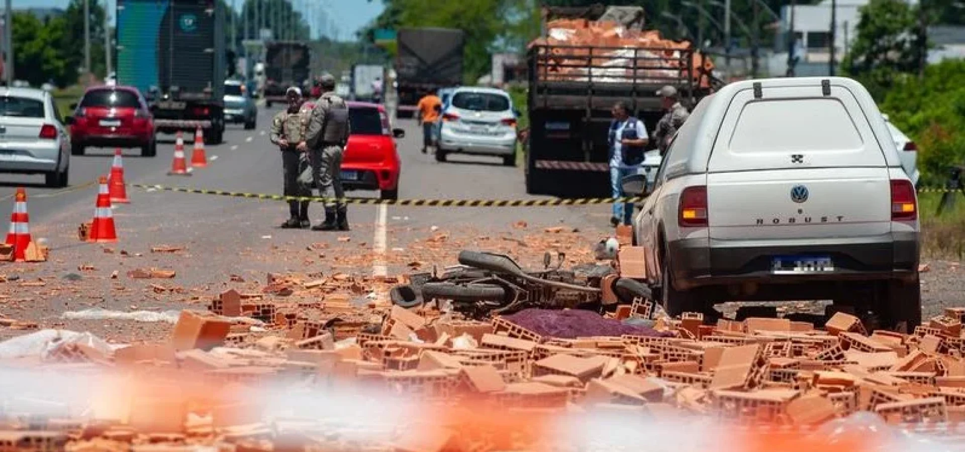 Queda de carga de tijolos causa acidente fatal na ERS 118.
Foto : Camila Cunha