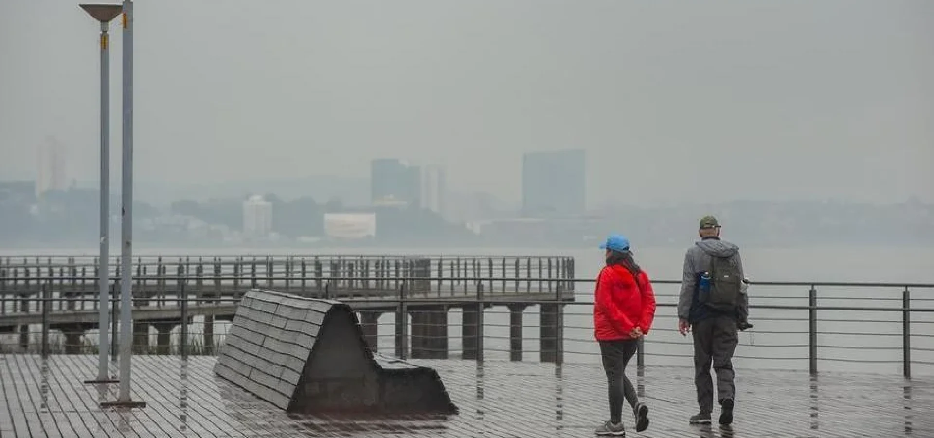 Em Porto Alegre, presença da fumaça no ar é visível. | Foto: Camila Cunha