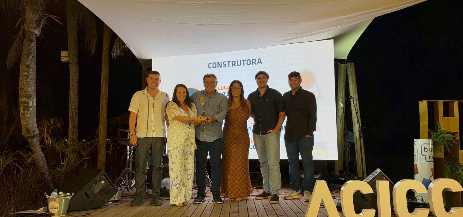 Sócio-fundador da Nazale, José Nazareno (terceiro da esquerda para a direita), recebe o troféu Destaque Empresarial da ACICC como a construtora e incorporadora mais lembrada. Crédito: André Araújo