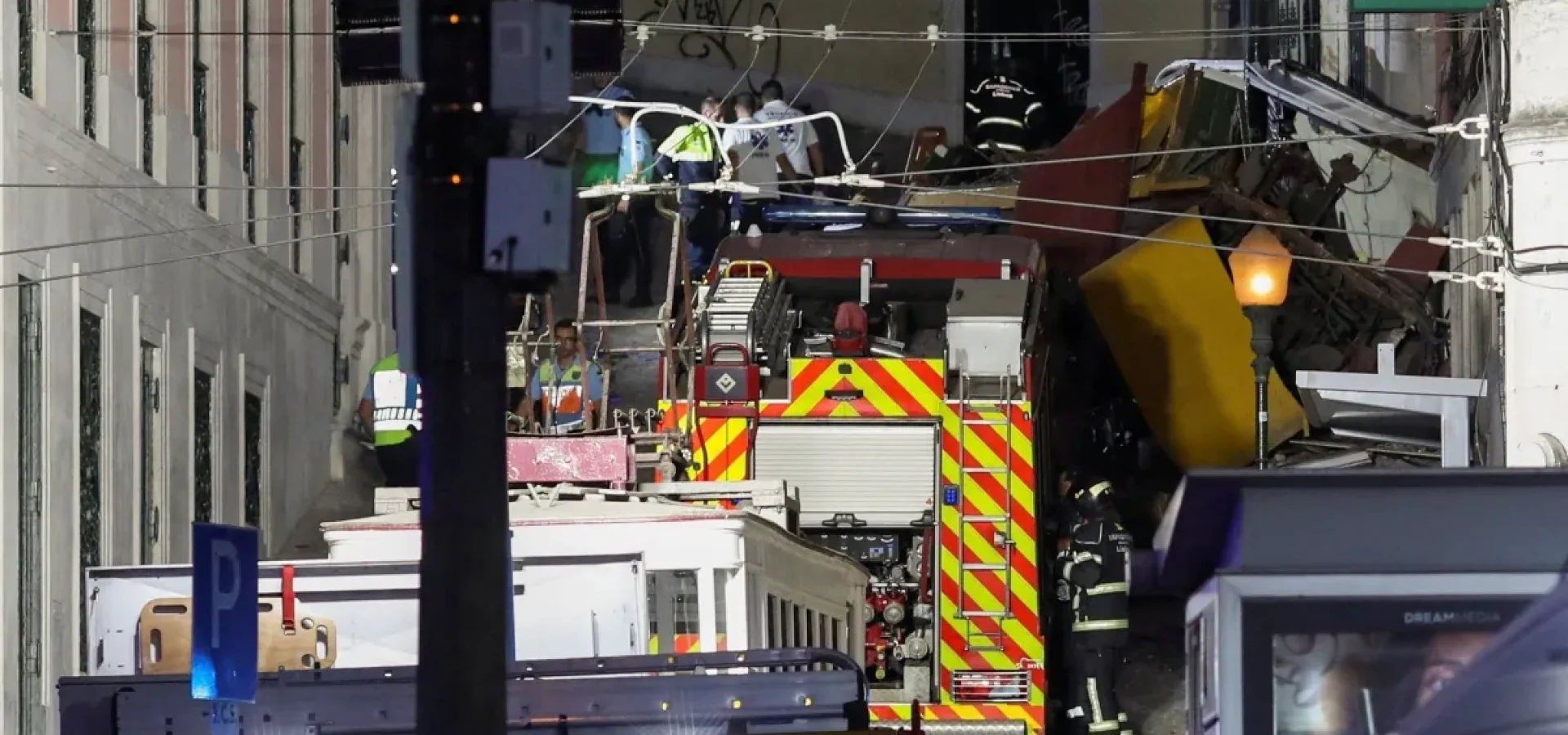 Equipes de emergência trabalham após acidente com o elevador da Glória em Lisboa 03/09/25 - REUTERS/ Pedro Rocha.