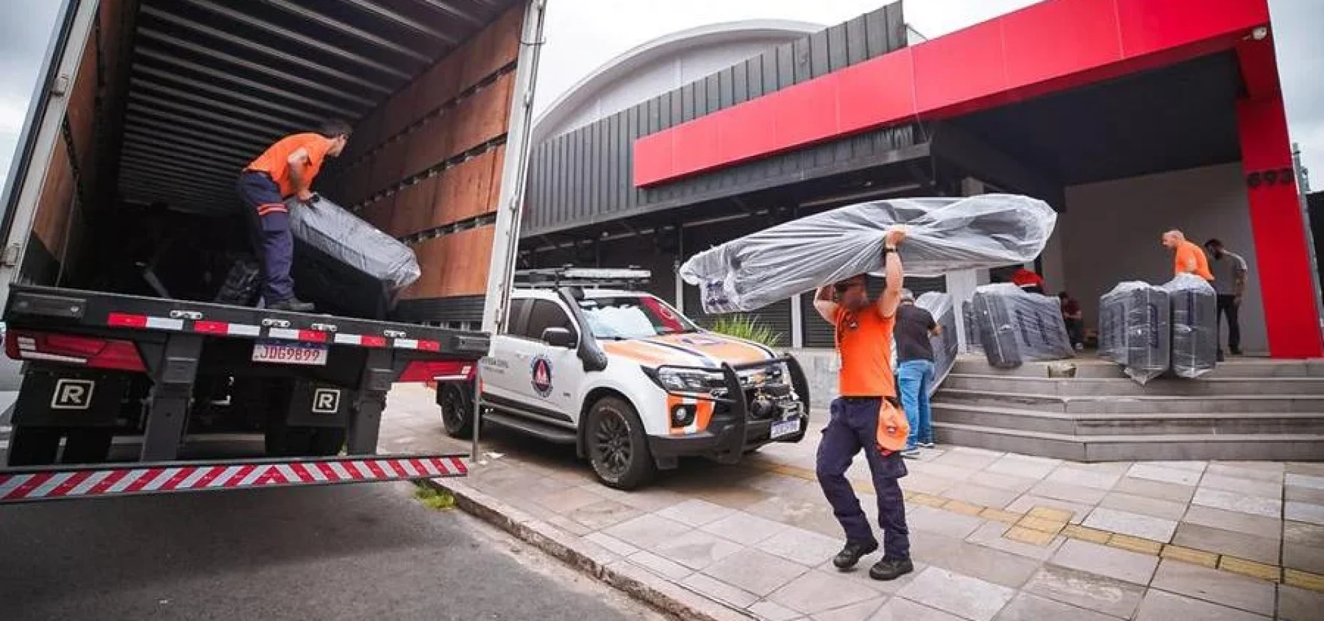 Em Porto Alegre, caminhão com donativos saiu neste sábado rumo a Florianópolis. | Foto: Cesar Lopes/ PMPA