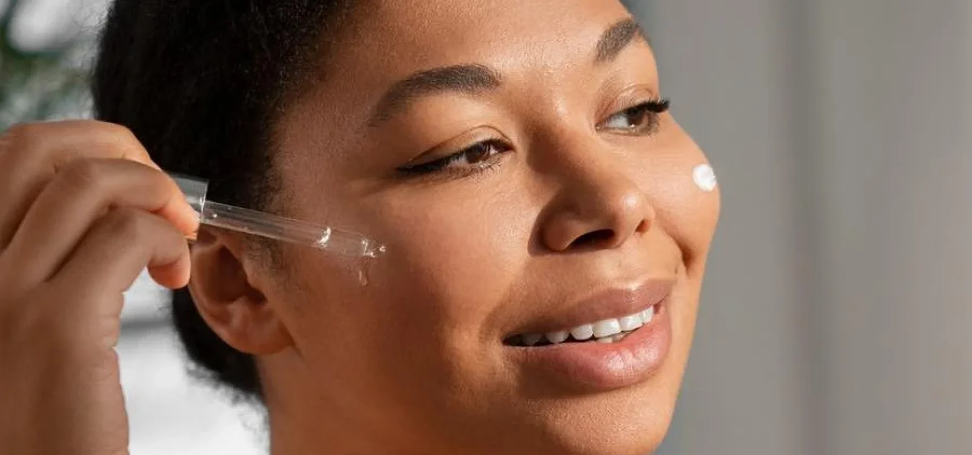 É importante proteger a pele dos raios solares para evitar o envelhecimento precoce, rugas, manchas e doenças. | Foto: Freepik